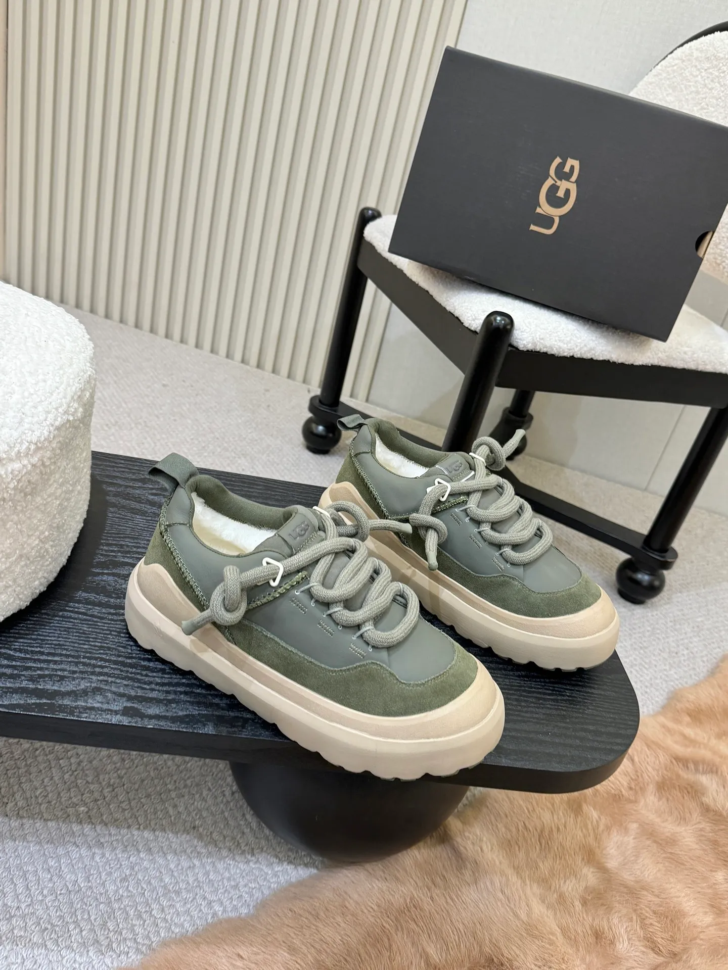 Men's shoes pP600! New UGG is on the market! Autumn and winter modern casual men's and women's low-cut shoes, snow boots, slippers, two-way shoes, this set of ugly bread shoes 🤏 Suede + sheepskin integrated lining, super convenient to step on. Adjustable upper straps. Velcro design adapts to various foot types. Thick soles hide flesh and are sexy, and feel like stepping on cotton☁️ When you go out on the street, you are chased and asked 🔗 Do you want to be lazy and fashionable in autumn and winter? Just lock this one💥 Style number, 1171355, size 35-41, men’s size 39-45